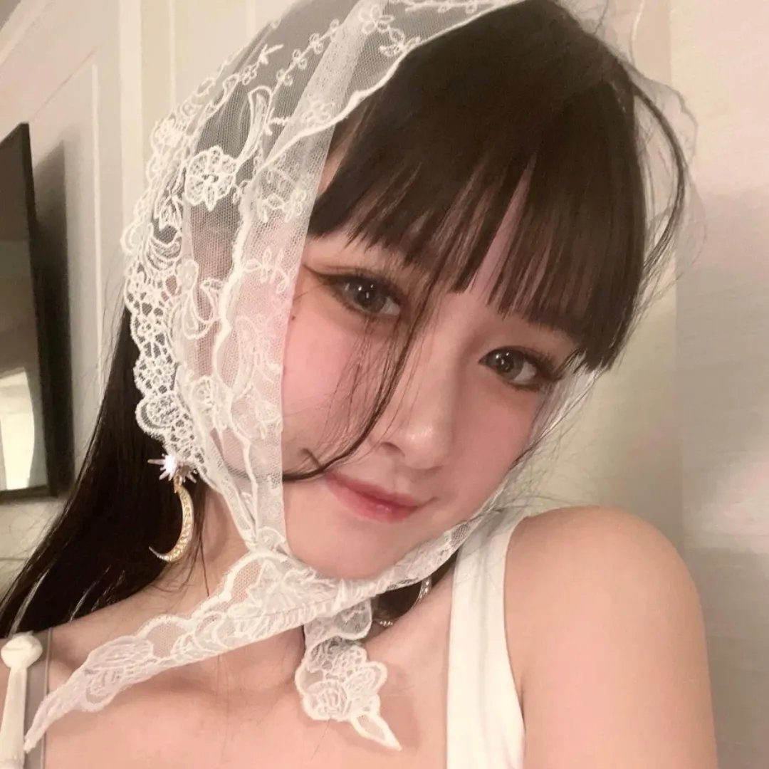 出墙红杏两家春